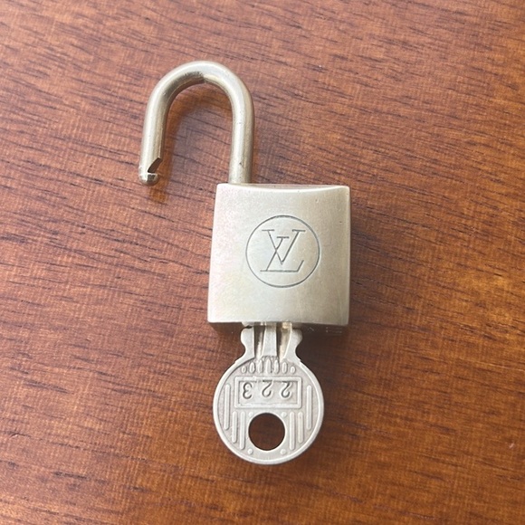 Louis Vuitton lock and key #223 - Picture 4 of 6